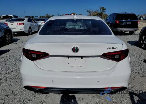 2019 Alfa Romeo Giulia z USA, uszkodzony, nr VIN ZARFAMAN4K7600335